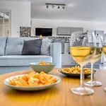 Coliving - Oceana Bedroom - Convenient & Near Cern